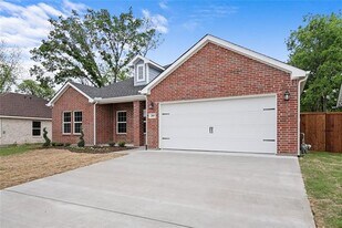 205 W 11th St in Bonham, TX - Building Photo