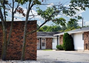 Wildwood Place in Fort Wayne, IN - Building Photo - Building Photo