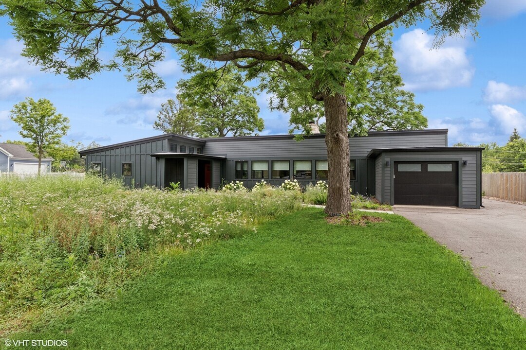 2750 Park Dr in Glenview, IL - Building Photo