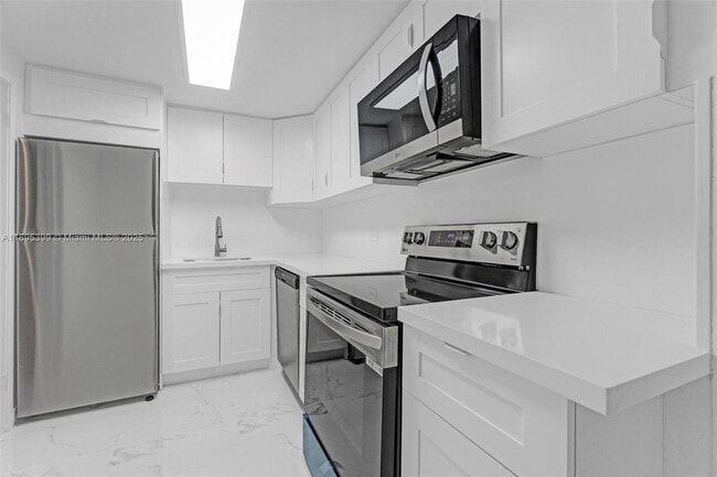 905 Brickell Bay Dr, Unit 1823 in Miami, FL - Building Photo - Building Photo