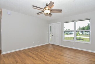 423 SE Parkway Dr in Stuart, FL - Foto de edificio - Building Photo
