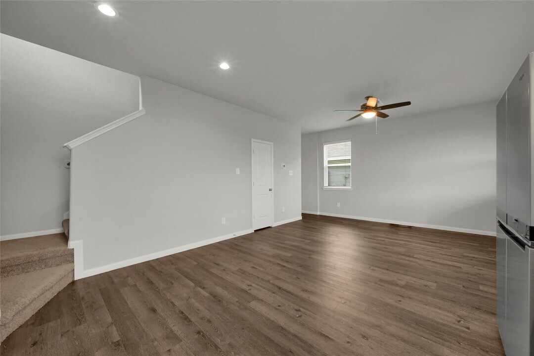 2542 Steelhead Dr in Shenandoah, TX - Building Photo