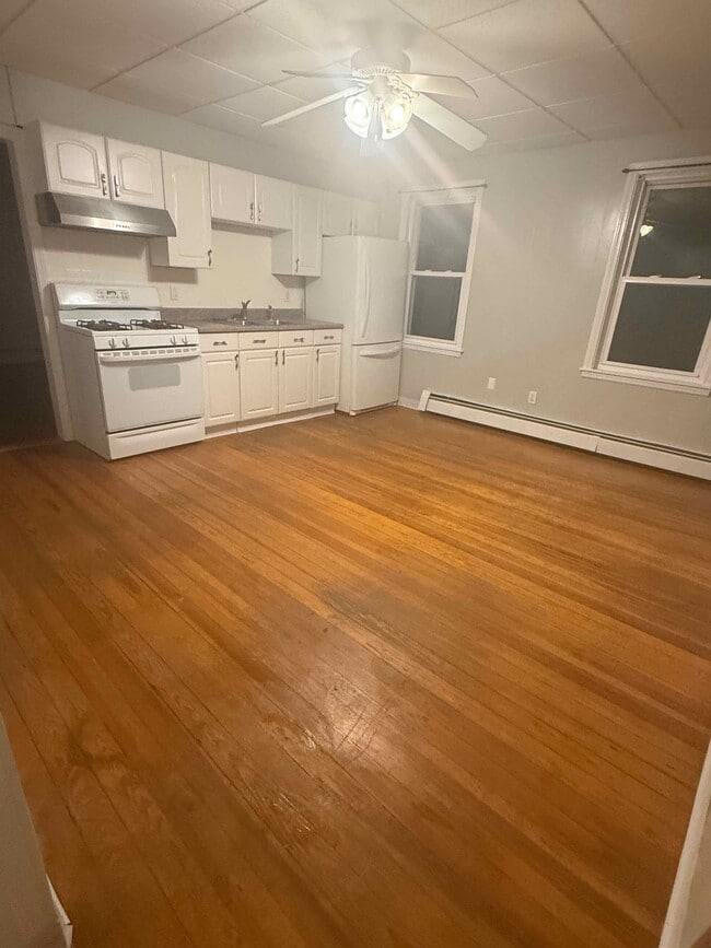 137 Bradford St in Bristol, RI - Foto de edificio - Building Photo