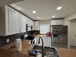 10053 Lake Oak Cir in Tampa, FL - Building Photo - Building Photo