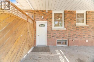 319 Grantham Ave in St Catharines, ON - Building Photo