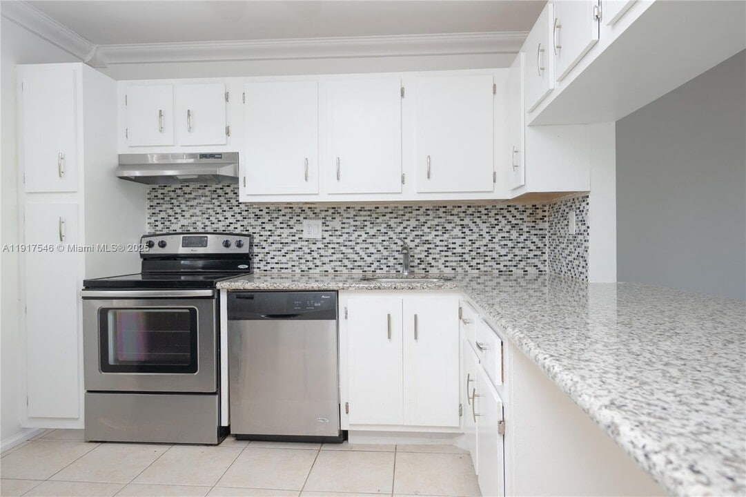 8330 Sands Point Blvd in Tamarac, FL - Building Photo