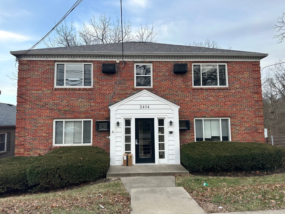 2404 Beechmont Ave in Cincinnati, OH - Building Photo