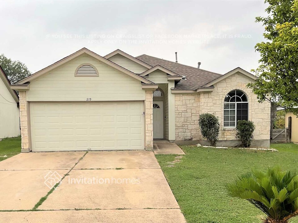 219 Sandhill Dr in Lockhart, TX - Building Photo