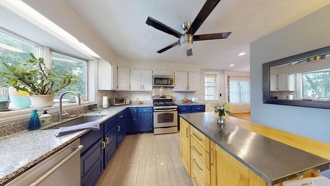 54 Sheridan Ave, Unit 2R