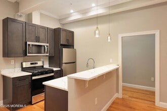 14 W Front St, Unit 2F in Red Bank, NJ - Foto de edificio - Building Photo