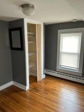 19 Warwick St, Unit 2nd Fl in Middletown, CT - Foto de edificio - Building Photo