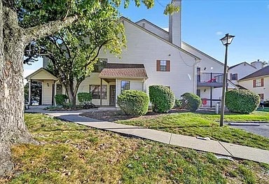 1002 Woodbridge Commons Way in Woodbridge Township, NJ - Foto de edificio - Building Photo