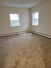 155 Lexington St in Newton, MA - Foto de edificio - Building Photo