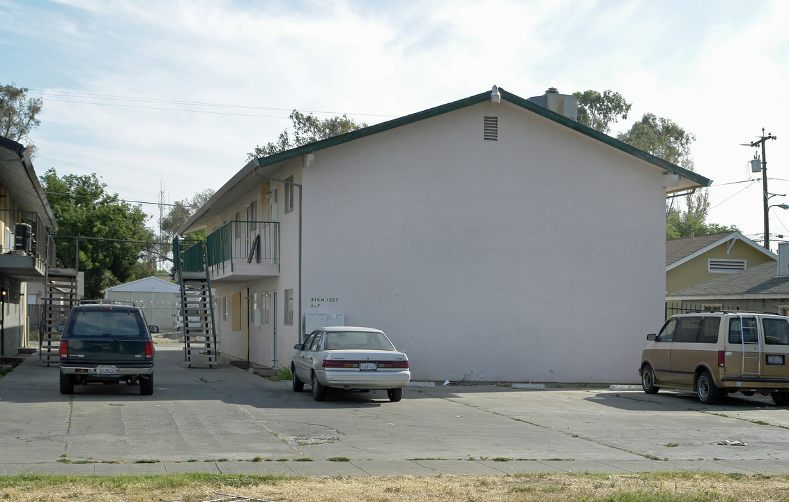 215 W 12th St in Merced, CA - Foto de edificio