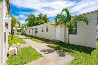 1956 Lincoln St in Hollywood, FL - Building Photo - Building Photo