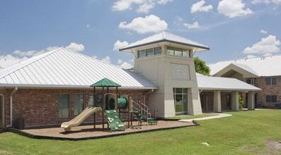 Sierra Vista in Austin, TX - Foto de edificio - Building Photo