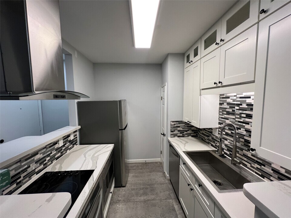 10053 Westpark Dr in Houston, TX - Building Photo