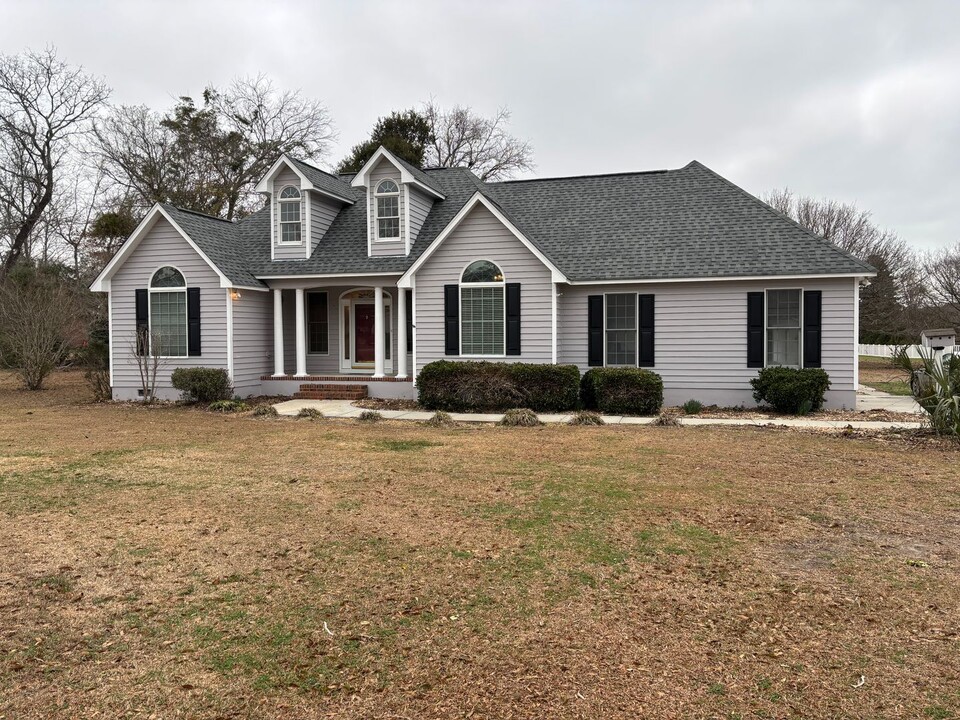 139 Magen's Way in Cedar Point, NC - Building Photo