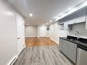 40 Rockland Ave, Unit A16 in Malden, MA - Foto de edificio - Building Photo