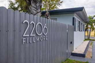 Filmore Courtyard in Hollywood, FL - Foto de edificio - Building Photo