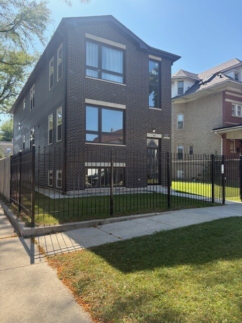 5803 W Superior St in Chicago, IL - Building Photo