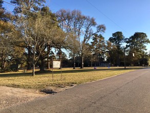 15081 Memorial Dr in Splendora, TX - Foto de edificio - Building Photo