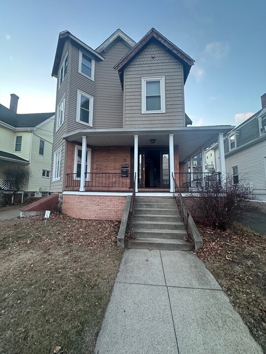 72 Wyoming Ave-Unit -1 in Malden, MA - Foto de edificio