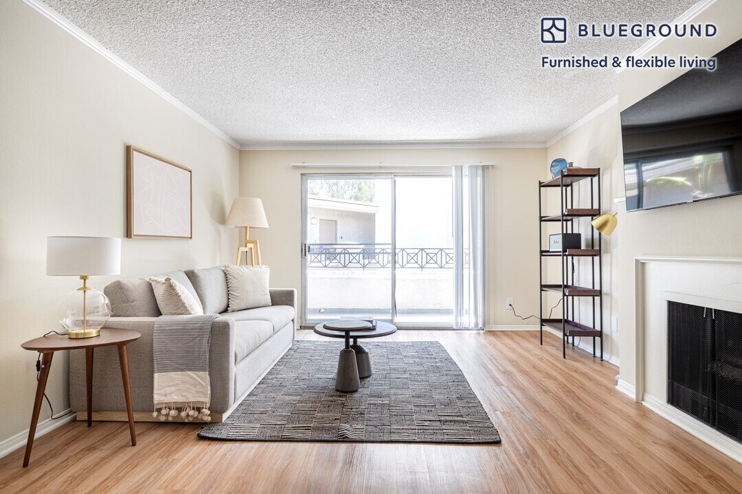 7600 Manchester Ave in Los Angeles, CA - Building Photo