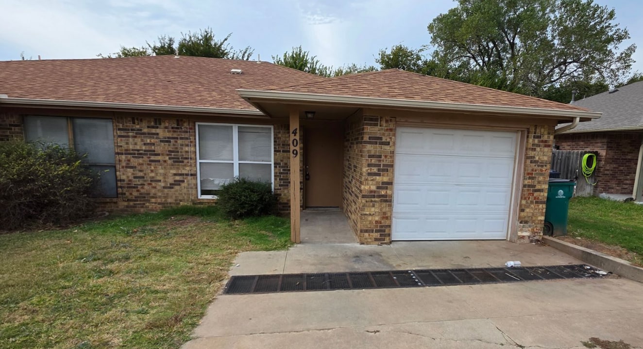 409 S Greengate Dr in Yukon, OK - Building Photo