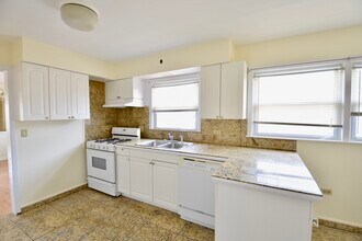 3341 W Pratt Ave-Unit -3 in Lincolnwood, IL - Building Photo - Building Photo