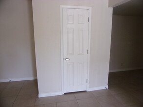4954 River Glen Dr, Unit 123 in Las Vegas, NV - Building Photo - Building Photo