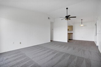5223 Vineland Rd in Orlando, FL - Building Photo - Building Photo