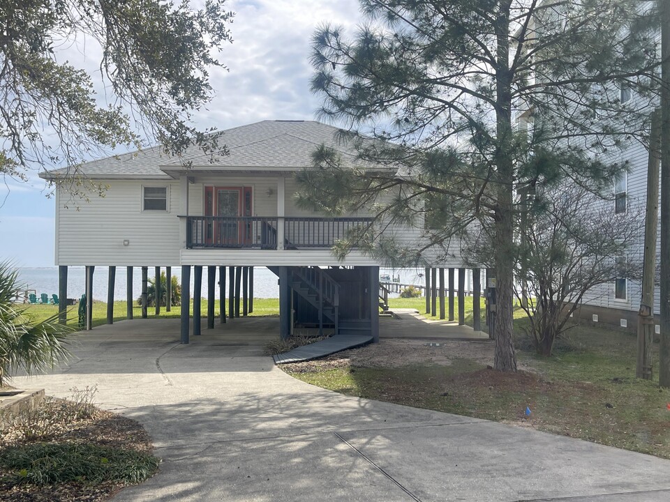 5259 Soundside Dr in Gulf Breeze, FL - Building Photo