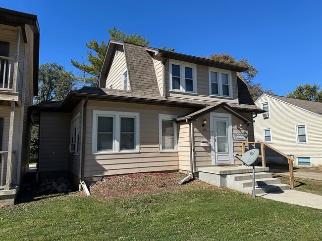 1516 1st St in Charleston, IL - Foto de edificio - Building Photo