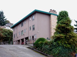 2272 Gilman Dr W in Seattle, WA - Foto de edificio - Building Photo