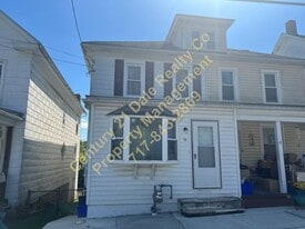 19 E High St in Windsor, PA - Building Photo