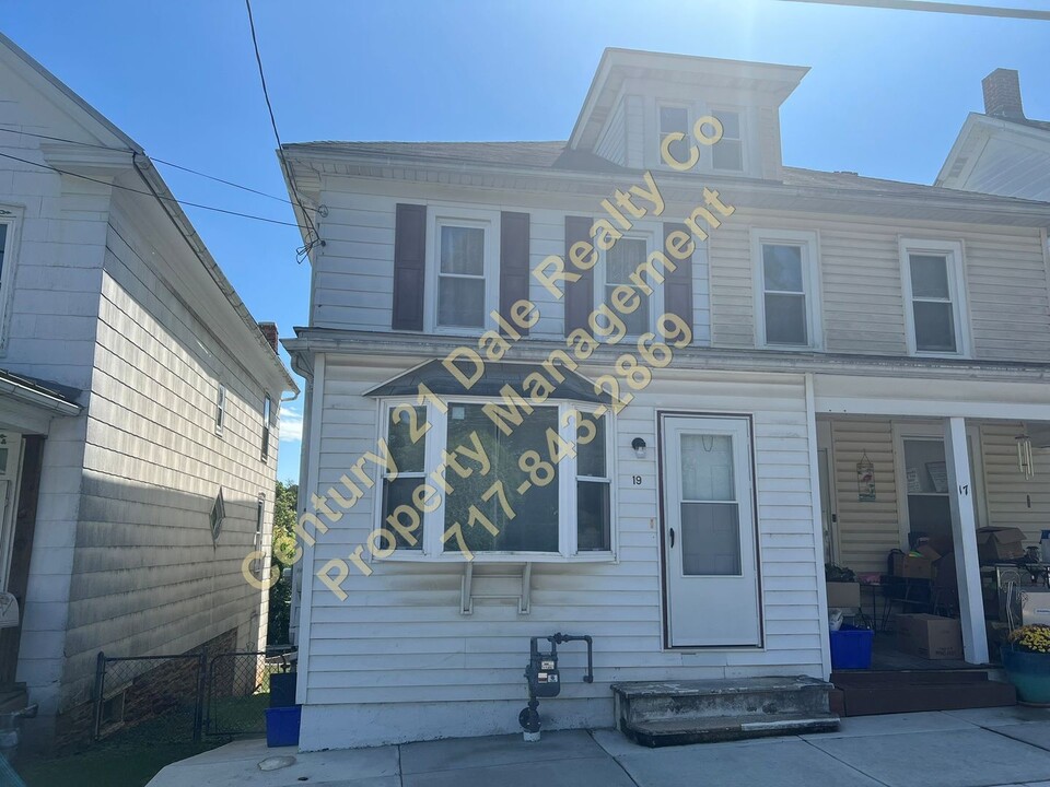 19 E High St in Windsor, PA - Building Photo
