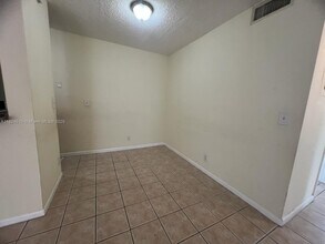 1025 Twin Lakes Dr in Coral Springs, FL - Building Photo - Building Photo