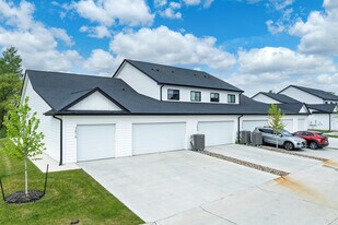 Woodland Edge Townhomes in Ankeny, IA - Building Photo