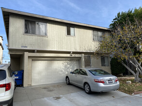 17093 Chatsworth St in Granada Hills, CA - Building Photo - Building Photo