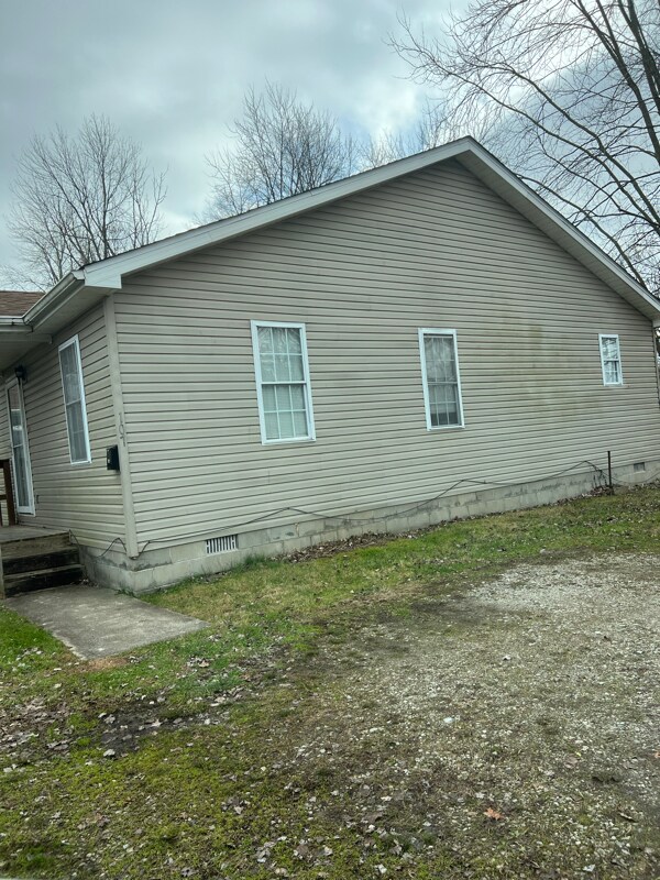 107 S 6th St in Austin, IN - Foto de edificio - Building Photo