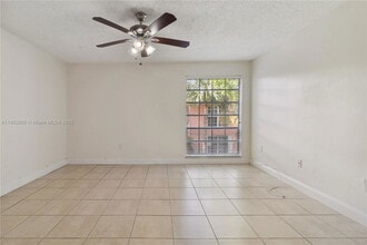 10834 N Kendall Dr in Miami, FL - Building Photo - Building Photo