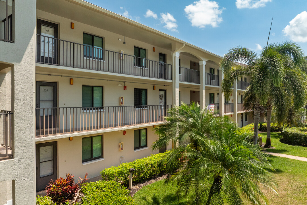 Deauville Lake Club in Naples, FL - Building Photo