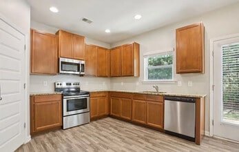 Room in Townhome on Estes Dr in Atlanta, GA - Building Photo - Building Photo