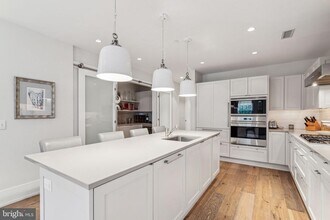 1805 Walnut St in Philadelphia, PA - Building Photo - Building Photo
