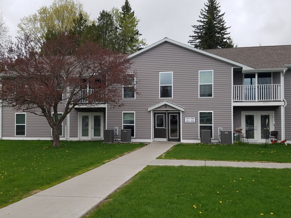 Hiawatha Apartments in Iron River, MI - Building Photo