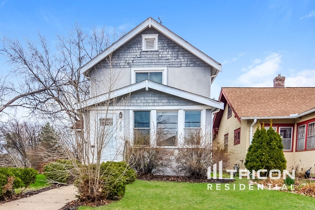 2200 E 38th St in Minneapolis, MN - Building Photo