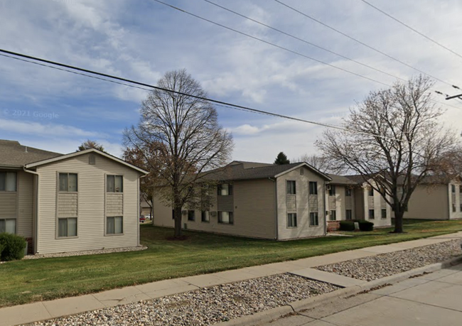 Douglas Pointe Apartments in Yankton, SD - Building Photo - Building Photo