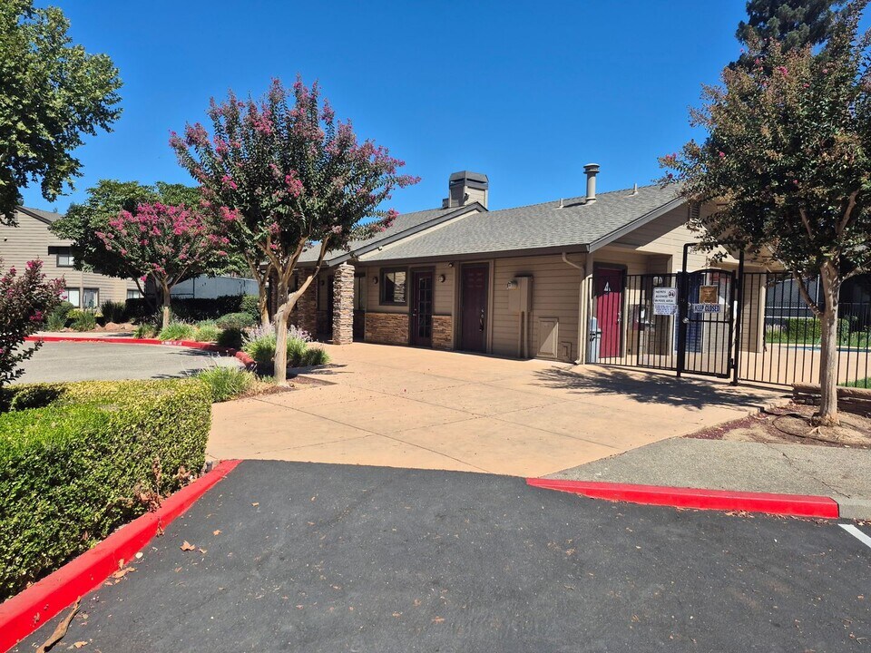 3715 Tallyho Dr in Sacramento, CA - Building Photo