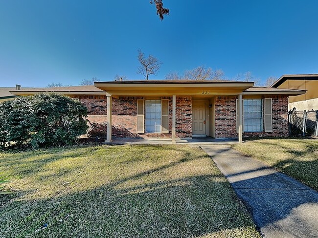 221 Colonel Dr in Garland, TX - Building Photo - Building Photo